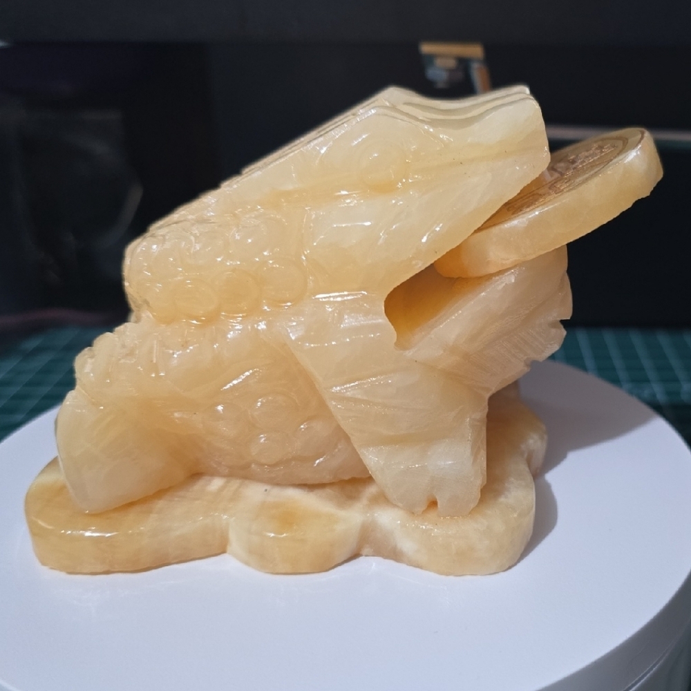 Yellow Calcite Money Frog Feng Shui carving with Spinning Coin